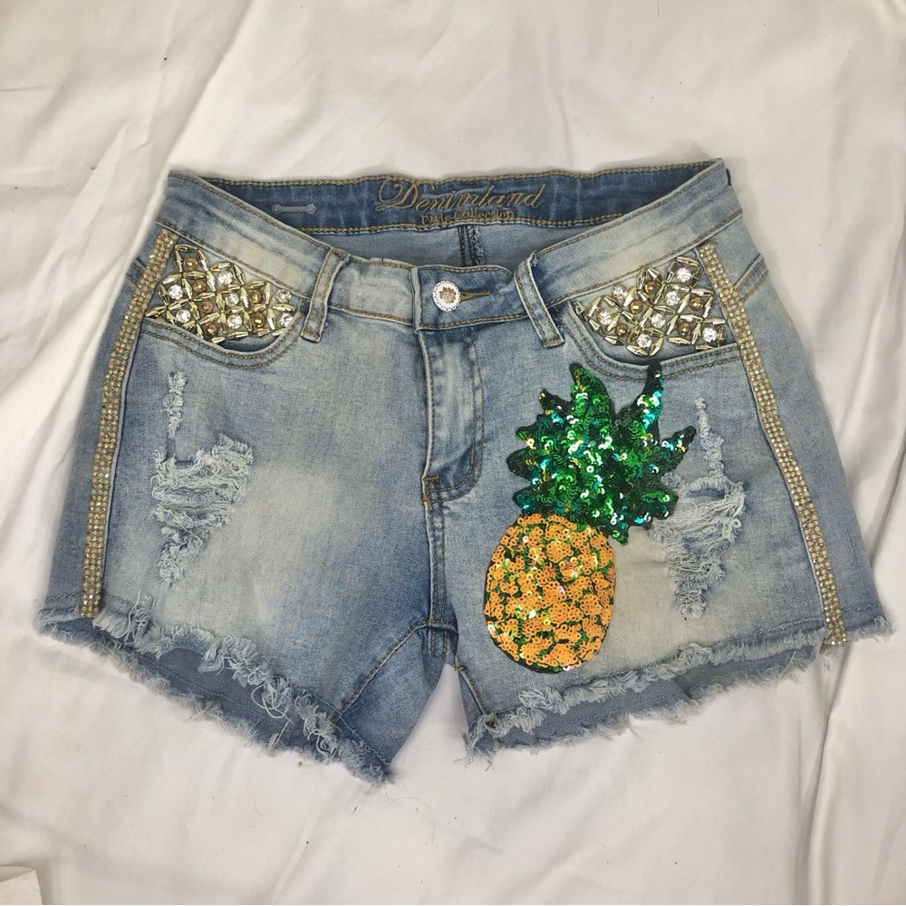 Women's Light Wash Pineapple Sequin Distressed Shorts. Size Small
